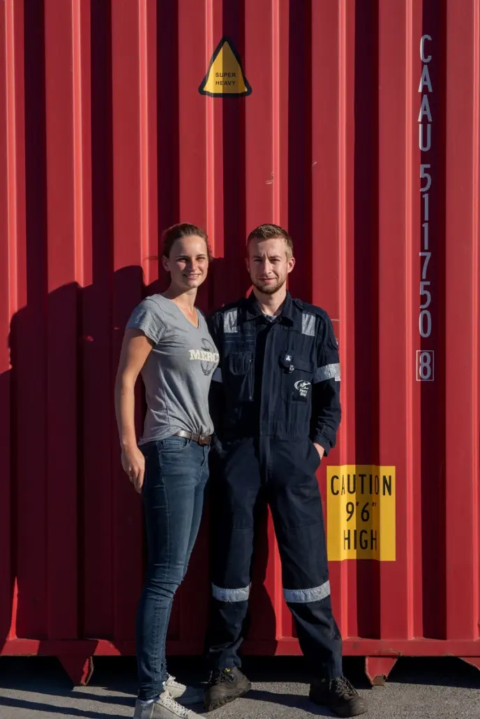 Henk en Sandra op het dok bij de Africa Mercy