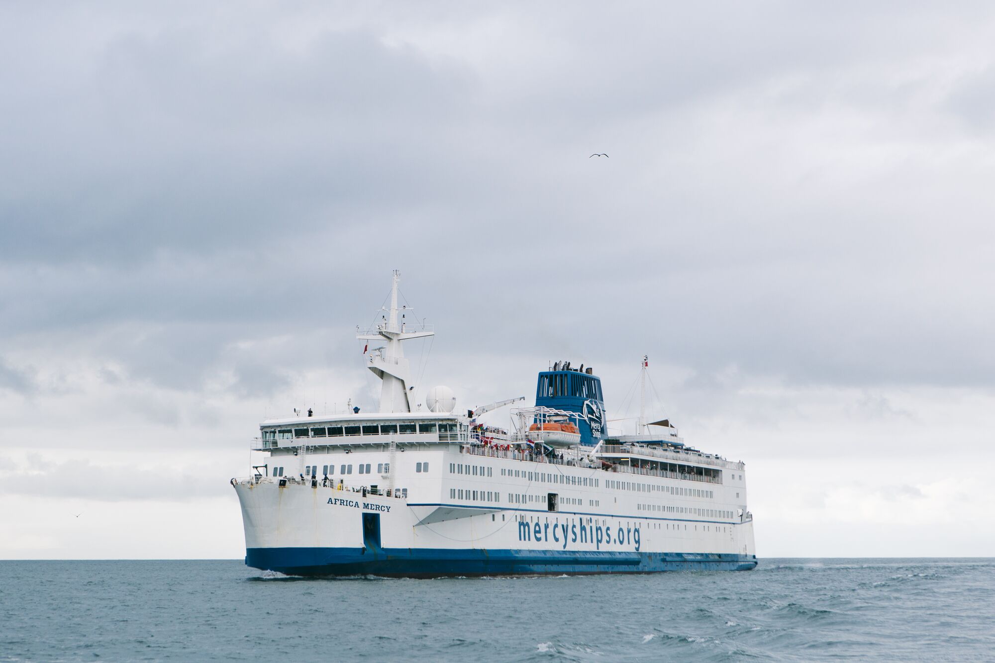 Foto van de Africa Mercy op zee