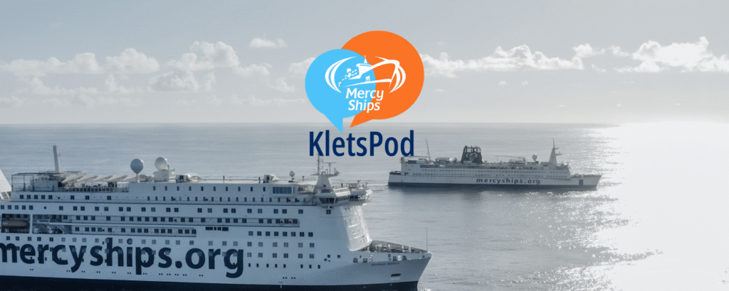 afbeelding van de schepen van Mercy Ships met het logo van de kletspod