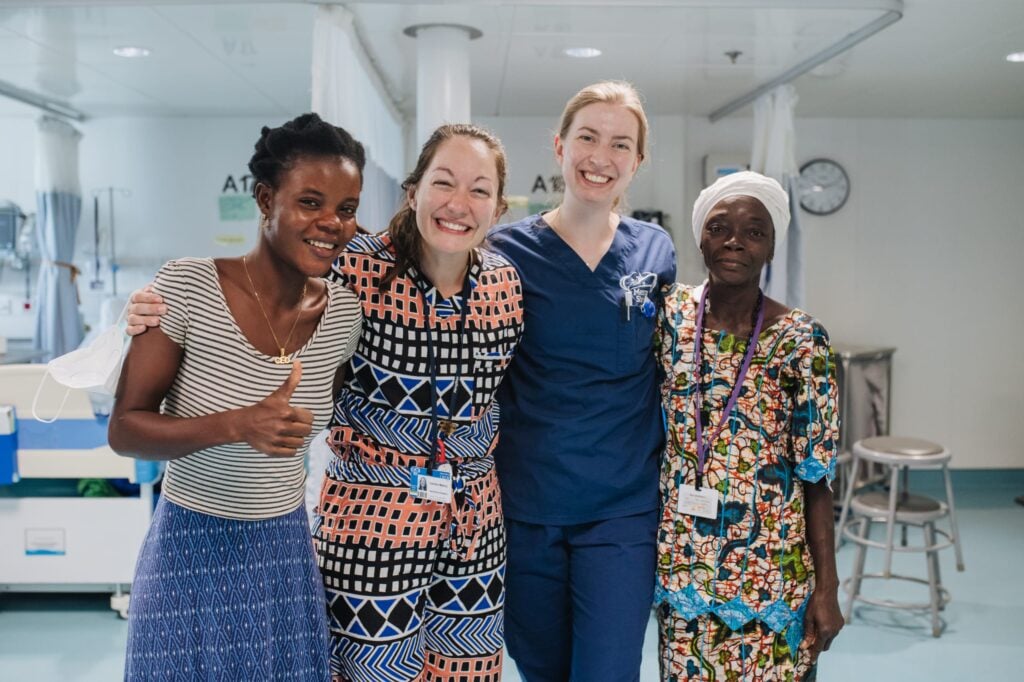 foto met een patient en vrijwilligers van Mercy Ships