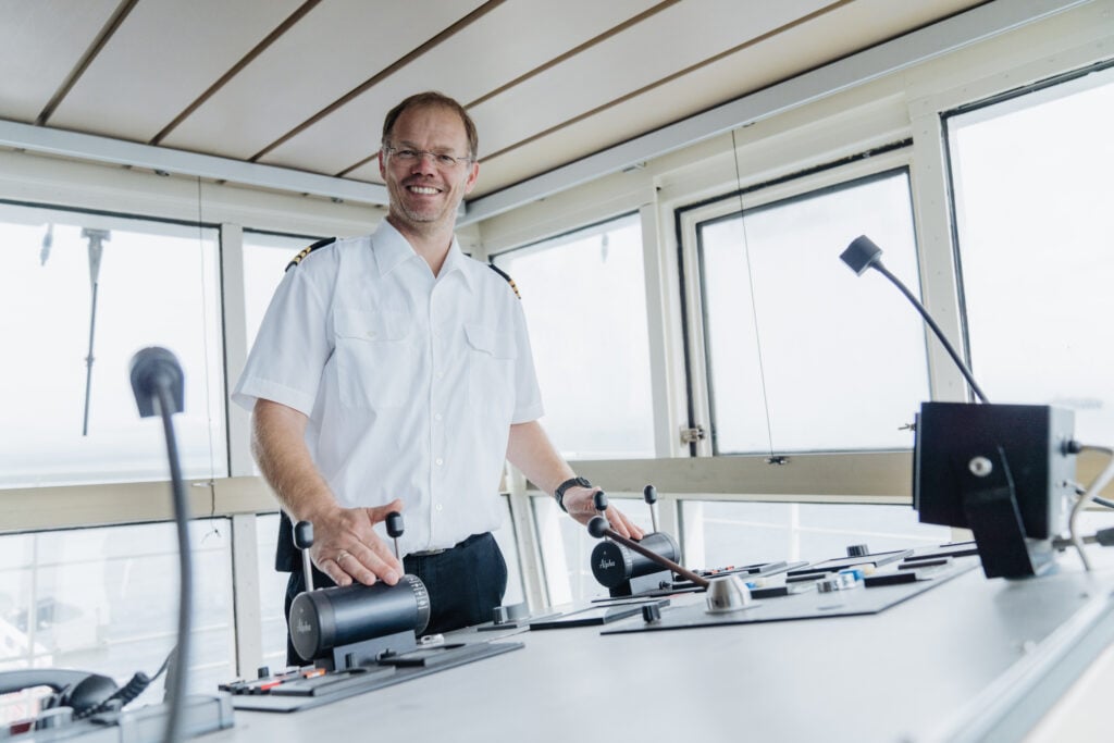 een van de vrijwilligers op het dek aan het werk