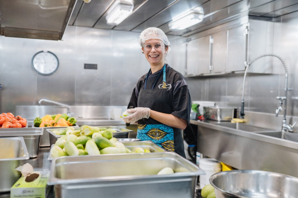 Een vrijwilliger in de keuken aan boord