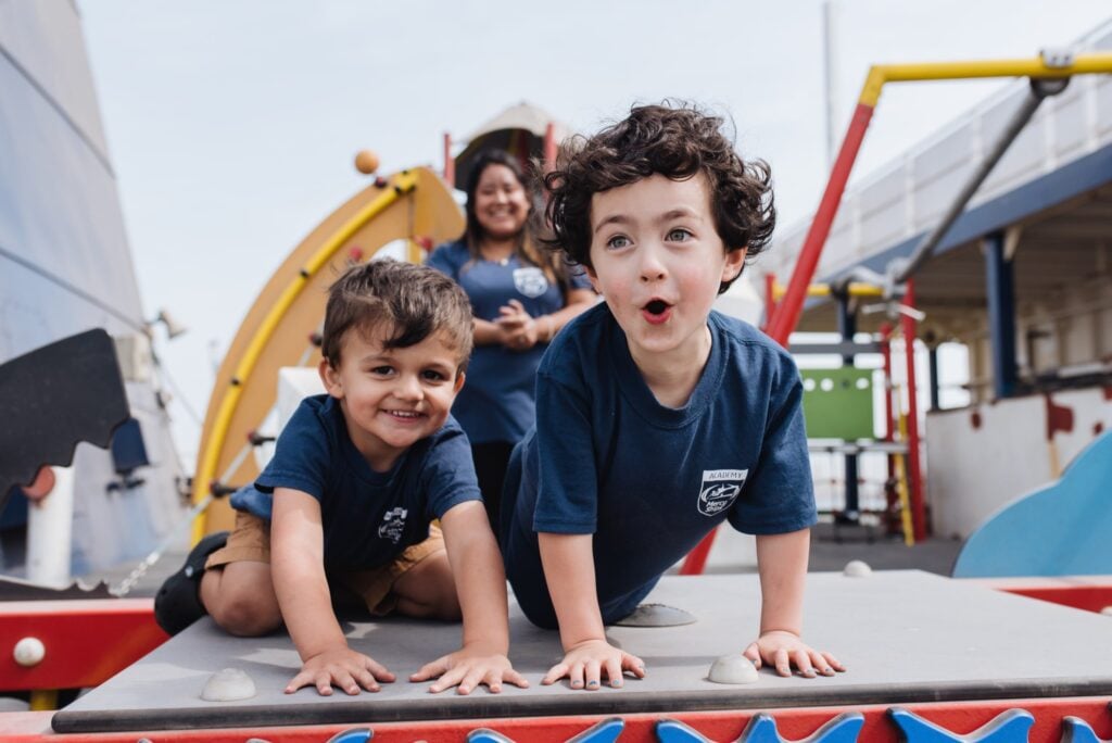 Foto van kinderen op de academy aan boord