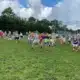 Kinderen rennen een sponsorloop voor Mercy Ships