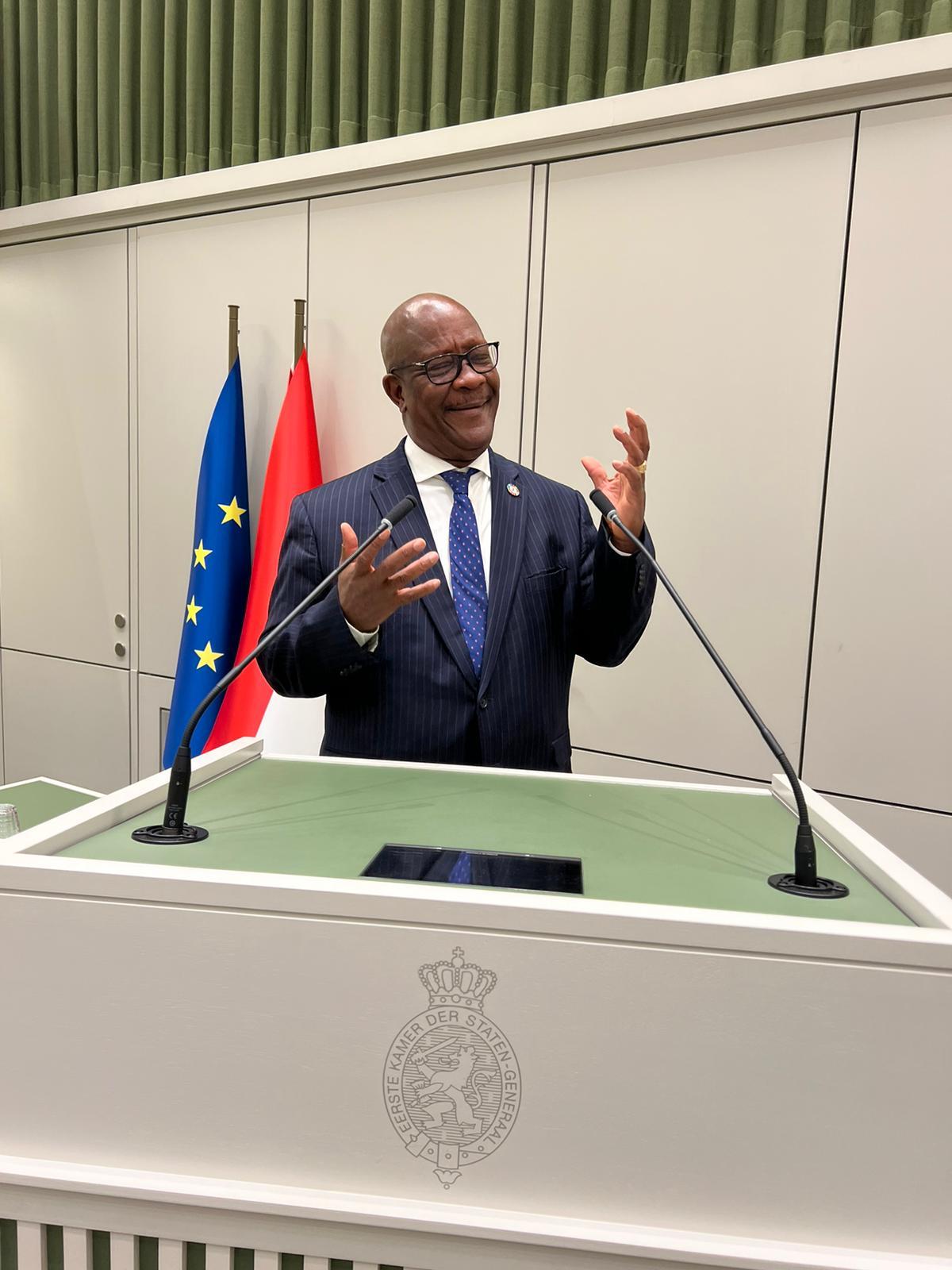 Minister Demby in gesprek met overheidsvertegenwoordigers