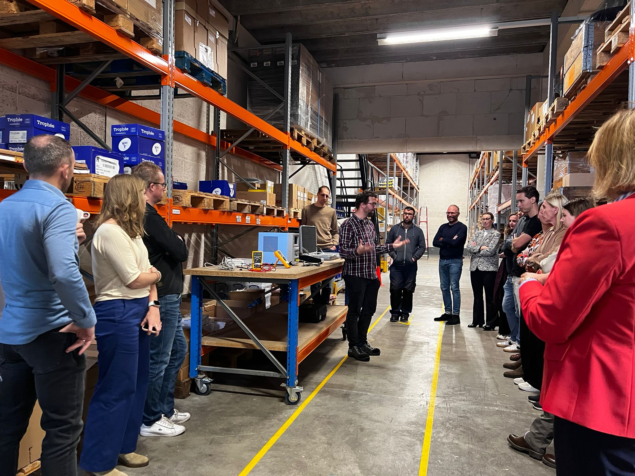 Simon geeft uitleg over de nieuwe werkplaats