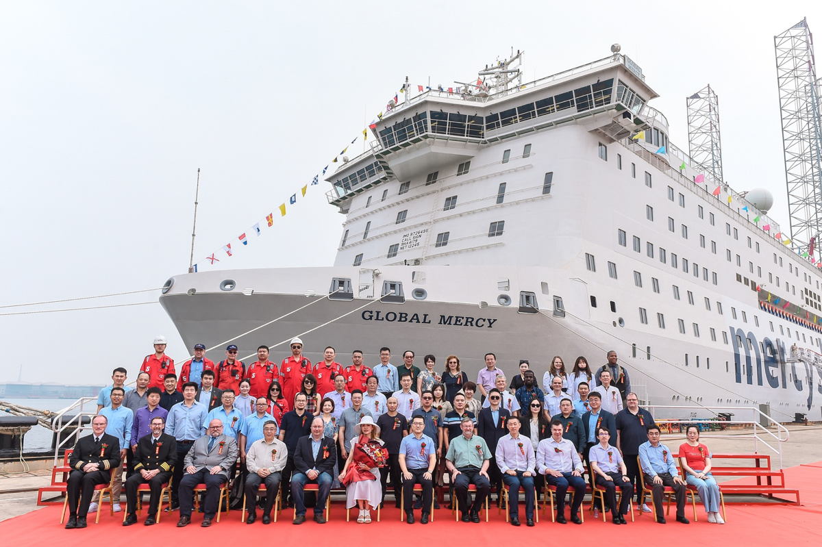 De bemanning en afgevaardigden van de scheepswerf bij de oplevering van de Global Mercy