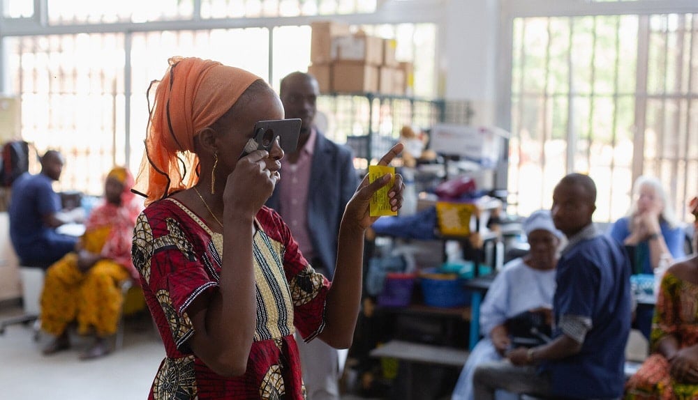 Dame kijkt door een kijkglaasje