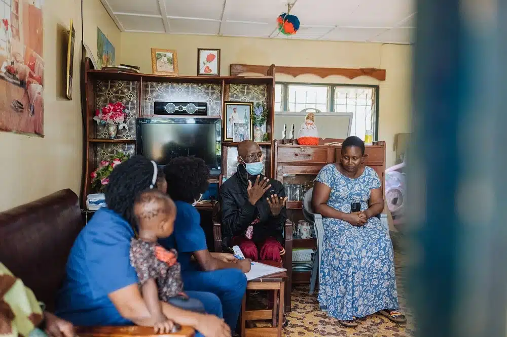 Op bezoek bij een palliatieve patiënt om steun te brengen aan de patiënt en de familie