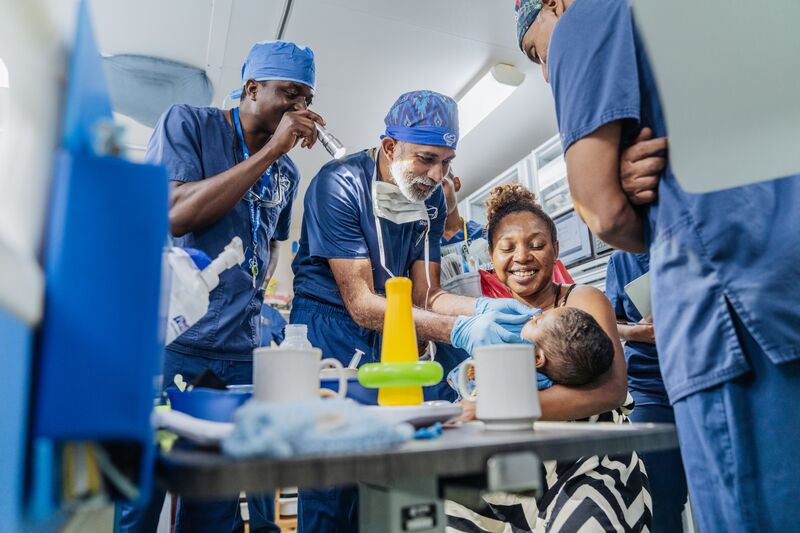 Emmanuel Kyobe, Arts In Opleiding Met Mercy Ships MKA Chirurgen Tijdens De Ochtendronde (mentoring)