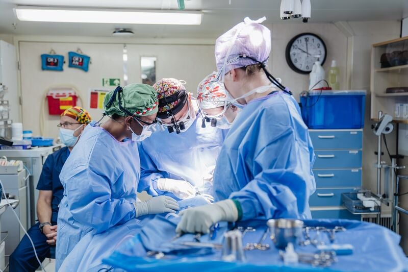 Joelle Horace, Chirurg En Deelnemer Aan Het ETA Programma, Samen Met Mercy Ships MKA Chirurg Dr. David Chong Tijdens Operatie