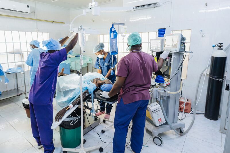Mohamed Bangura, Student Anesthesieverpleegkundige, In De Operatiekamer Tijdens Zijn Stage In Het Koidu Government Hospital In Sierra Leone