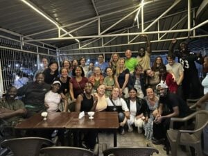 Een grote groep vrijwilligers tijdens een afscheidsijsje.