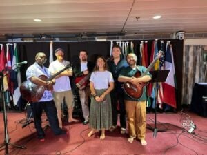 De worshipband tijdens een van onze kerkdiensten aan boord.